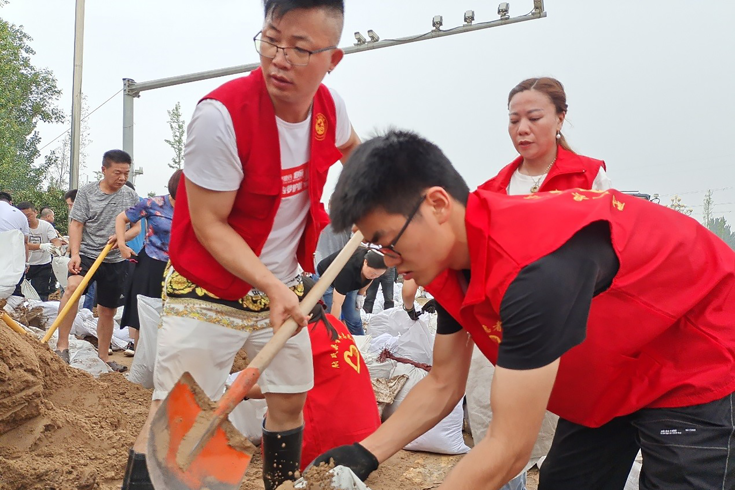 机电工程学院发挥基层支部战斗堡垒作用党员抗疫救灾走在最前列
