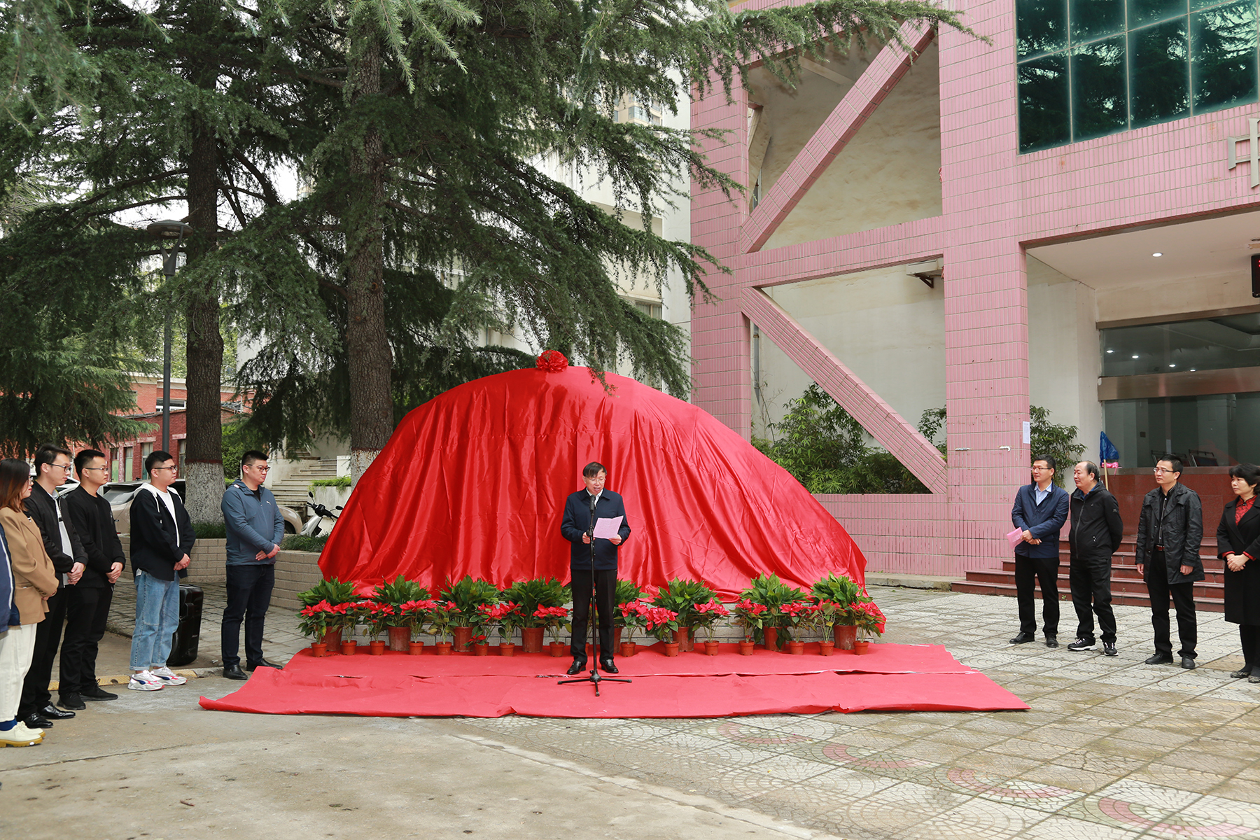 中英国际学院(软件学院)举行院名石捐赠揭幕仪式
