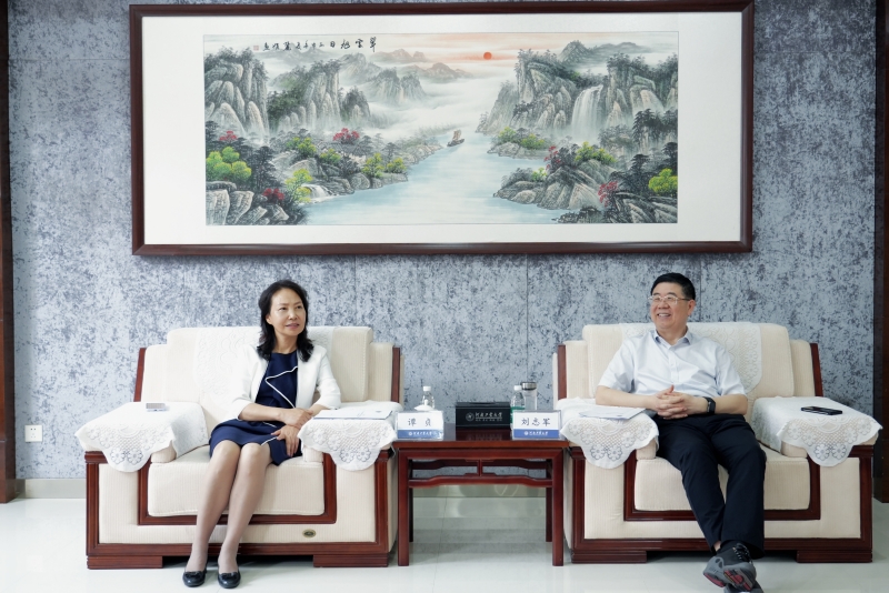 开封大学党委书记谭贞一行来校调研交流