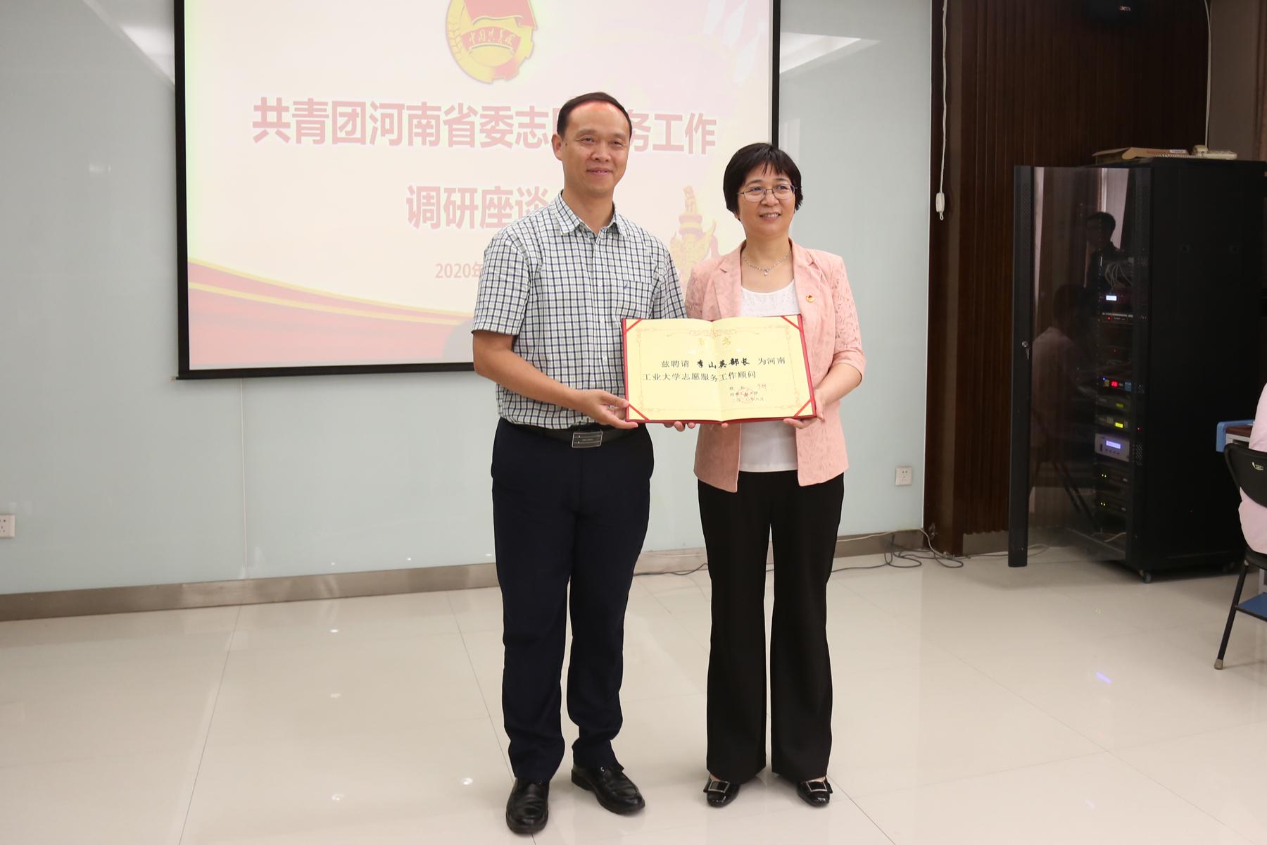 会议最后,校党委常委,宣传部部长徐朝辉,党委学工部部长黄泽峰分别为