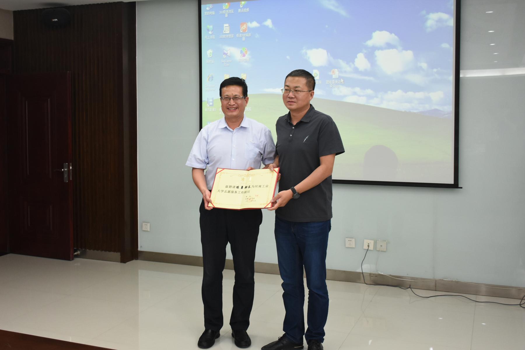 会议最后,校党委常委,宣传部部长徐朝辉,党委学工部部长黄泽峰分别为