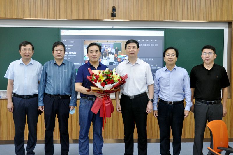 赓续百年初心 担当育人使命 校领导慰问教师代表