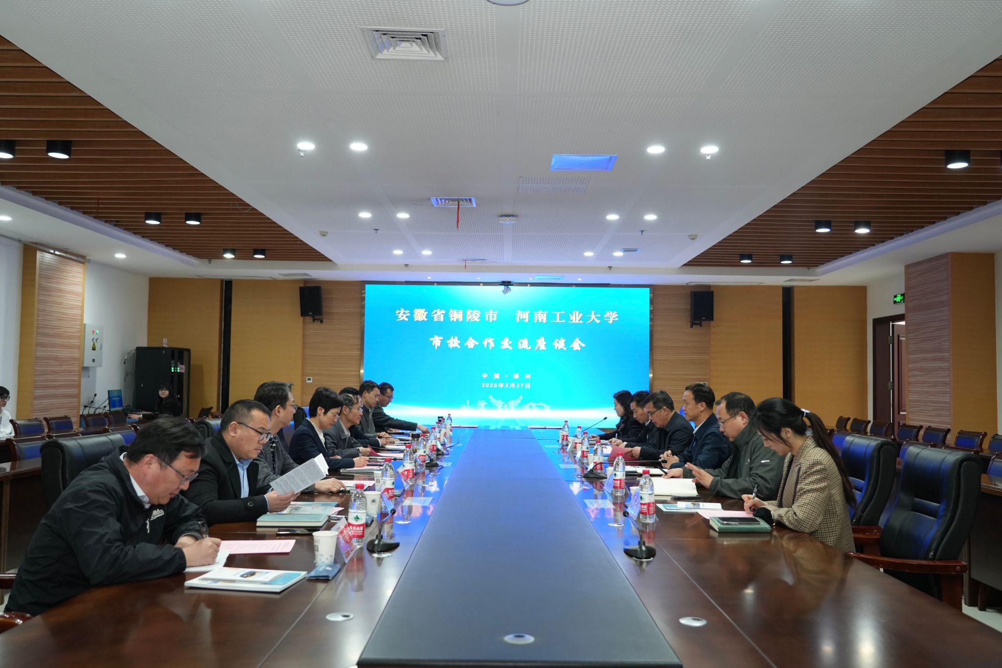 铜陵市副市长杨文萍一行来校洽谈交流