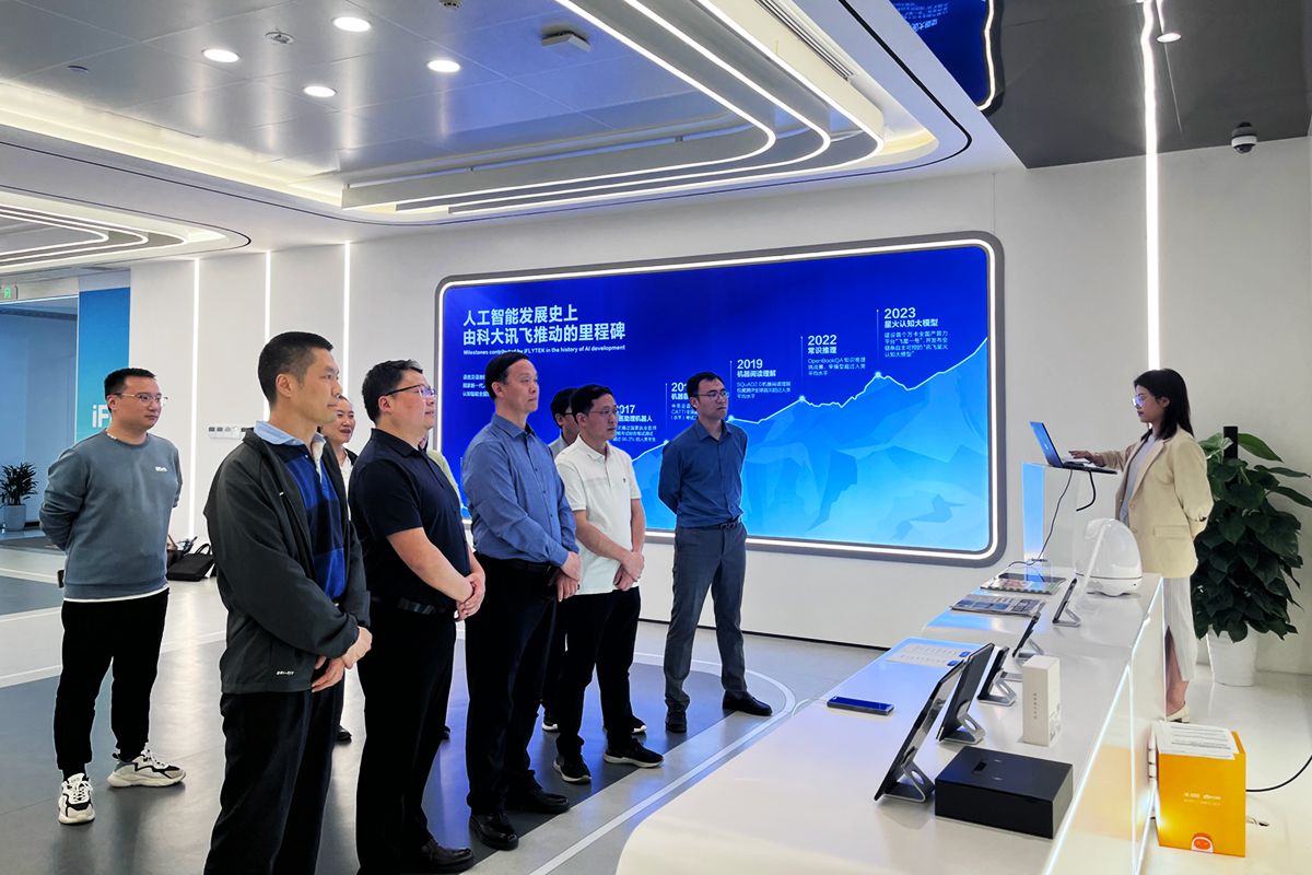 校党委副书记黄泽峰带队赴武汉开展访企拓岗