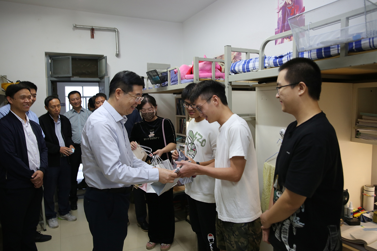 共克时艰，情暖“双节”，学校领导带队慰问留校学生